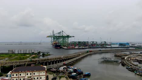 Steigende-Antenne-Des-Industriecontainerhafens-Tanjung-Priok,-Indonesien