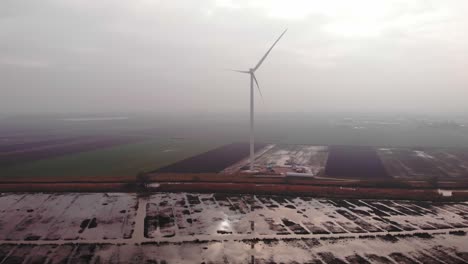 Vista-Aérea-De-La-Nueva-Turbina-Eólica-Vista-A-Través-De-La-Niebla-Matutina-En-Los-Campos-De-Barendrecht