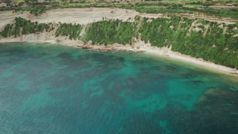 Antena:-Ta-Kalanka-Sea-Cave-Bay-Con-Majestuoso-Mar-Mediterráneo-Turquesa-Y-Vegetación-En-Las-Laderas