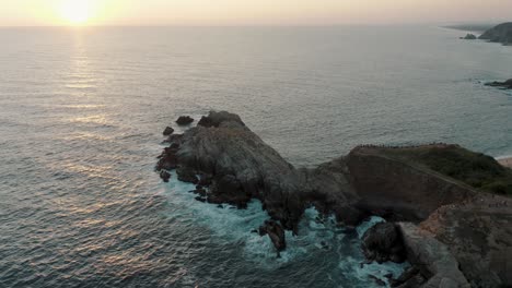 Idyllische-Seelandschaft-In-Mazunte-Mexiko-Bei-Sonnenuntergang---Luftaufnahme