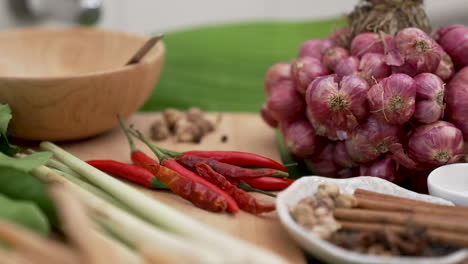 Lila-Schalotten,-Roter-Chili,-Kräuter-Und-Gewürze-Für-Die-Traditionelle-Thailändische-Küche