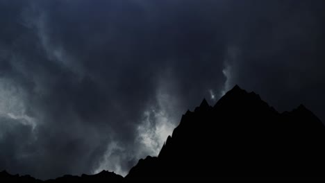 Silueta-De-Montaña-Y-Fondo-De-Nube-Oscura-De-Tormenta