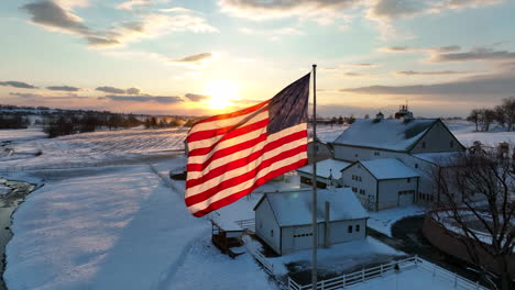 Granja-Familiar-Americana-Con-Orgullosa-Bandera-De-Estados-Unidos-En-La-Nieve-Del-Invierno