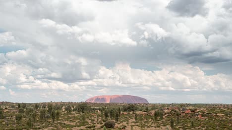 Espesas-Nubes-Que-Pasan-Sobre-Uluru,-Tomadas-De-Las-Dunas-De-Arena-Fuera-Del-Parque-Nacional-Uluru-Kata-tjuta-En-El-Territorio-Del-Norte