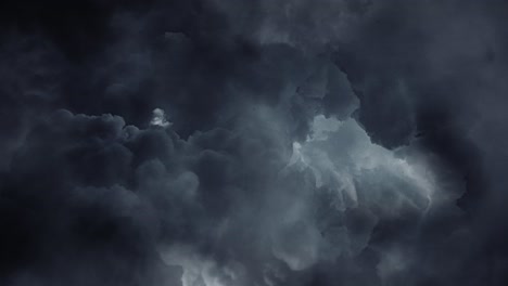 4k-Gewitter,-Cumulonimbus-Wolken-Und-Blitzeinschläge,-Die-Sich-Am-Dunklen-Himmel-Bewegen