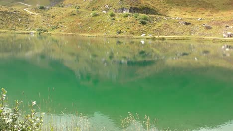 Estanque-De-Lago-Reflectante-Tranquilo-En-Lo-Alto-De-Los-Alpes-En-Dachstein-Austria