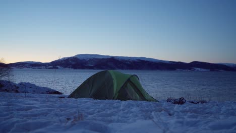 Campingzelt-Am-Fluss-In-Einer-Kalten-Nacht-Im-Winter