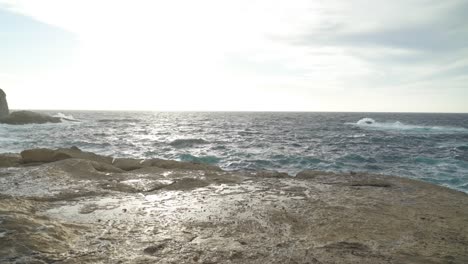 El-Mar-De-Color-Turquesa-Lava-La-Costa-De-La-Isla-De-Gozo-Cerca-De-La-Ventana-Azul