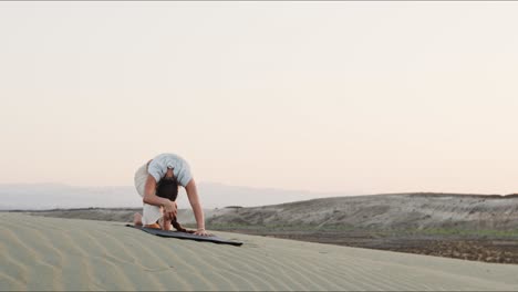 Junge-Frau,-Die-Eine-Yoga-Routine-In-Den-Bergen-Durchführt