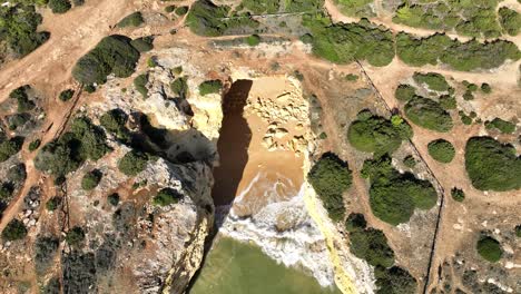 Cueva-Oculta-Revelando---Algarve,-Portugal---Droneview-Estabilizado-En-4k