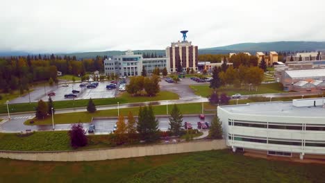 Video-De-Drones-De-4k-Del-Instituto-Geofísico-En-El-Campus-De-La-Universidad-De-Alaska-Fairbanks,-Ak-Durante-El-Día-De-Verano