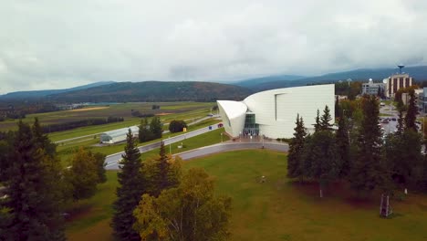Video-De-Dron-De-4k-Del-Museo-Del-Norte-En-El-Campus-De-La-Universidad-De-Alaska-Fairbanks,-Ak-Durante-El-Día-De-Verano