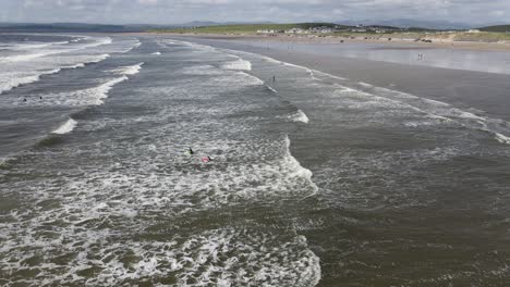 Drohnenaufnahme-Von-Leuten,-Die-In-Irland-Surfen