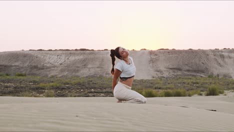 Stretching-Und-Yoga-Routine-Von-Einem-Brünetten-Yogalehrer-Auf-Einem-Sandhügel