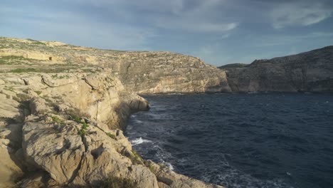 Tobende-Mittelmeerwellen-Stürzen-An-Küsten-In-Der-Nähe-Von-Azurfenster-In-Gozo,-Malta