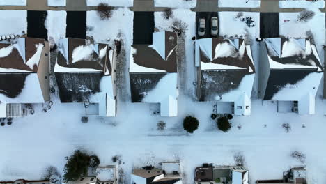 Neue-Häuser-Im-Winter-Mit-Schnee-Bedeckt