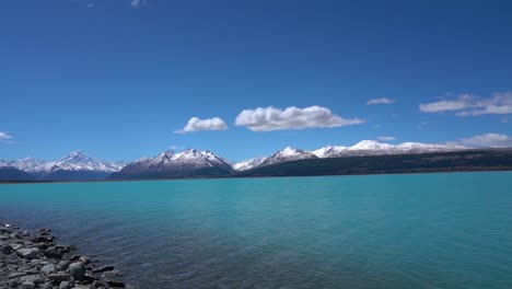 Schwenk-über-Lake-Pukaki-Mit-Mount-Cook-Im-Hintergrund