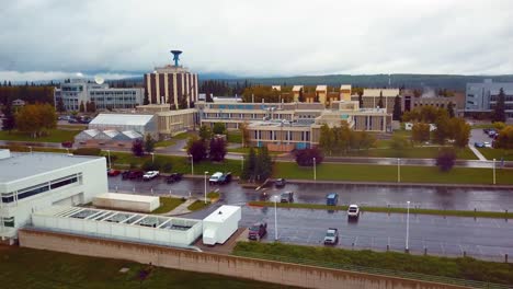 Video-De-Drones-De-4k-Del-Instituto-Geofísico-En-El-Campus-De-La-Universidad-De-Alaska-Fairbanks,-Ak-Durante-El-Día-De-Verano