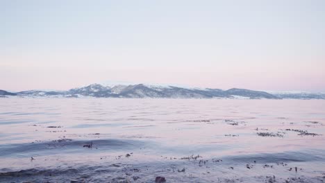 Seelandschaft-Mit-Ruhigen-Wellen-Und-Schneebedeckten-Bergen-Im-Hintergrund-In-Der-Nähe-Von-Vanvikan,-Indre-Fosen,-Norwegen