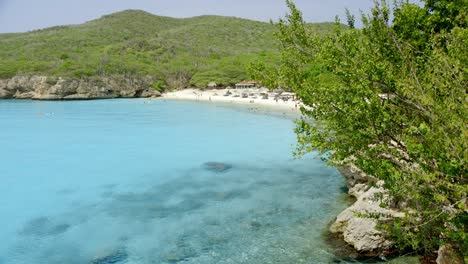 Turquoise-blue-waters-of-Grote-Knip-beach-on-the-tropical-island-of-Curacao,-Caribbean