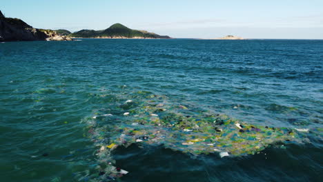 Meerwasser-Bedeckt-Mit-Plastik-Und-Müll-In-Der-Nähe-Der-Vietnamesischen-Küste,-Aufnahme-In-Zeitlupe