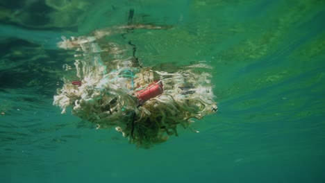 Plastic-pollution-in-the-ocean