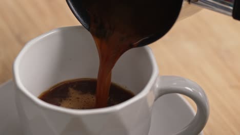 Servieren-Von-Traditionellem-Türkisch-griechischem-Kaffee