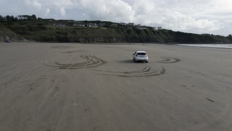 Weißes-Auto,-Das-An-Einem-Strand-In-Irland-Fährt