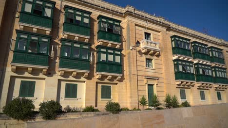 Apartamentos-Antiguos-En-Valletta,-Malta-Durante-La-Puesta-De-Sol