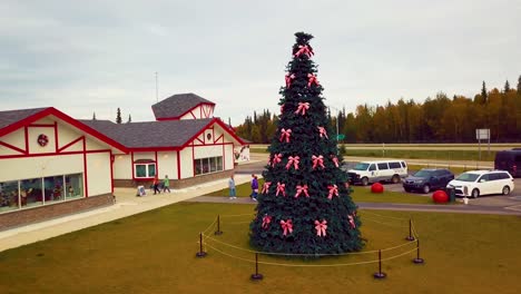 4K-Drohnenvideo-Vom-Weihnachtsbaum-Im-Weihnachtsmannhaus-Am-Nordpol,-Alaksa-Während-Des-Sommertages