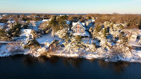 Homes-on-the-lake-in-winter-snow