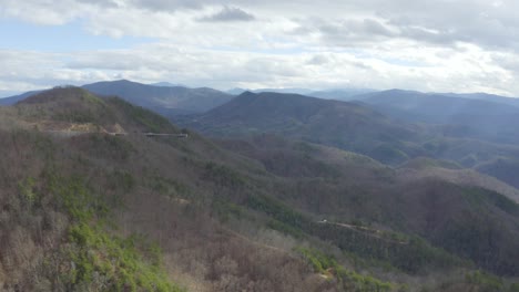 Drone-flying-over-the-foothills-parkway-in-Townsend,-Tennessee-outside-of-the-great-smoky-mountains-national-park