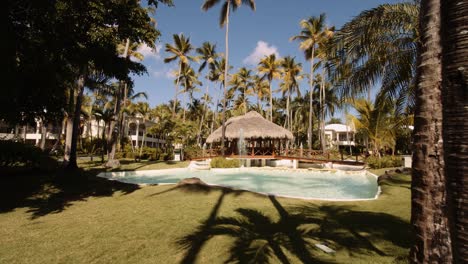 Atemberaubendes-Tropisches-Ambiente-Mit-Palmen-Und-Wasserspiel,-Karibisches-Resort