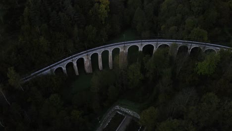 Puente-Ferroviario-De-Tren-Eléctrico-Junto-A-Un-Vasto-Paisaje-Montañoso-Boscoso
