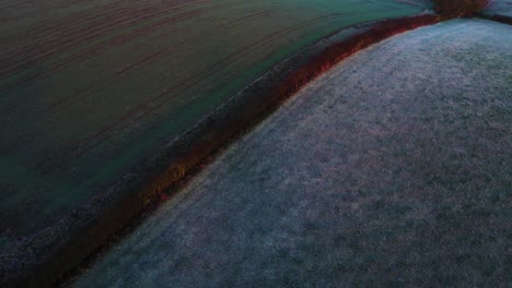Parallaxenbewegung-Um-Eine-Hecke-Entlang-Einiger-Frostiger-Felder-An-Einem-Wintermorgen-Englische-Landschaft-Großbritannien
