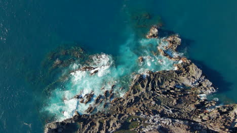 Luftaufnahme-Der-Wellen,-Die-Sich-An-Der-Vulkanischen-Felsformation-An-Der-Küste-Der-Insel-Teneriffa,-Kanarische-Inseln,-Spanien-Brechen