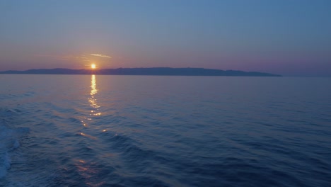 Weitwinkelaufnahme-Des-Herrlichen-Panoramas-Bei-Sonnenuntergang-Des-Meeres-In-Griechenland,-Die-Kreuzfahrt-Hat-Gerade-Den-Hafen-Von-Piräus-In-Richtung-Amorgos-Verlassen