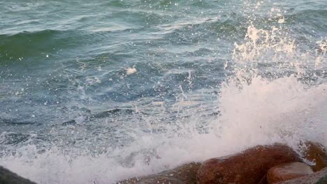 Wellen,-Die-In-Zeitlupe-Auf-Felsen-Krachen