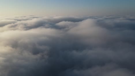 Hoch-über-Den-Wolken-Schweben-Wie-Im-Traum-Fliegen