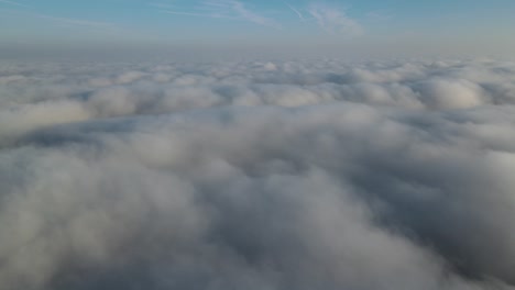 Durch-Die-Wolken-Bohrend,-Enthüllt-Er-Einen-Wunderschönen-Wolkenteppich