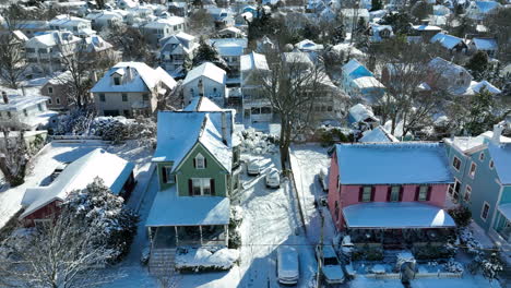 Charmante-Niedliche-Viktorianische-Häuser-In-Usa-stadt-Mit-Frischem-Winterschnee-Bedeckt