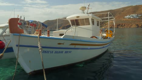Weitwinkelaufnahme-Eines-Typischen-Fischerbootes,-Das-Im-Hafen-Von-Egliali-In-Griechenland,-Insel-Amorgos,-Verankert-Ist