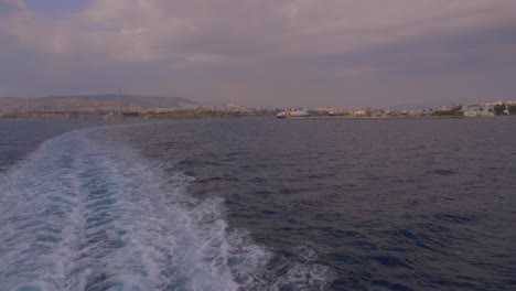 El-Barco-Salió-Del-Puerto-De-Piraeus,-Amplio-ángulo-De-Tiro-De-Antenas-Desde-El-Mar