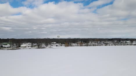 Monasee-Im-Winter,-Eine-Drohne,-Die-Im-Januar-2022-über-Die-Vereiste-Oberfläche-Herabsteigt