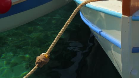 Ein-Kleines-Fischerboot,-Das-Im-Hafen-Von-Egliali-In-Griechenland-Vor-Anker-Liegt,-Die-Spiegelungen-Auf-Dem-Wasser-Sind-Großartig,-Insel-Amorgos