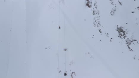 Luftaufnahme-über-Skilifte-Bis-Zu-Den-Alpen-In-Den-Kaunertaler-Alpen,-In-österreich---Neigung,-Drohne-Erschossen