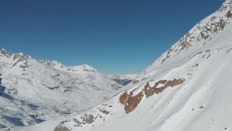 Luftaufnahme-Rund-Um-Verschneite-Bergwand,-Sonnig,-Österreich---Kreisen,-Drohnenaufnahme