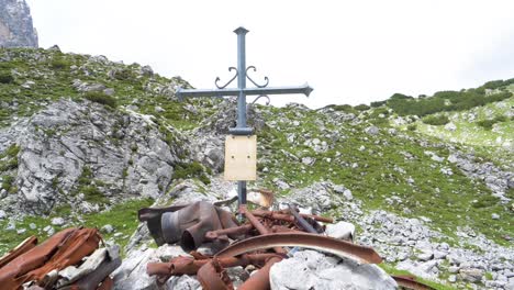 Gedenkkreuz-Der-Bomberabsturzstelle-Des-2.-Weltkriegs-In-Den-österreichischen-Alpen