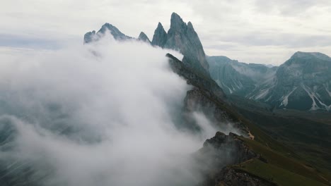 Tres-Impresionantes-Picos-Montañosos-Llamados-Drei-Zinnen-Sin-Nubes-En-El-Lado-Trentino-Y-Más-Y-Más-Nubes-En-El-Lado-Veneto