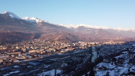 Drohnenblick-über-Sion-Im-Kanton-Wallis-In-Den-Schweizer-Alpen-Mit-Schneebedeckten-Bergen-In-Der-Abendsonne